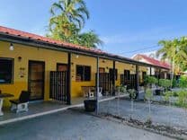 ปูม้ารีสอร์ท หาดเจ้าหลาว (Pooma Resort)