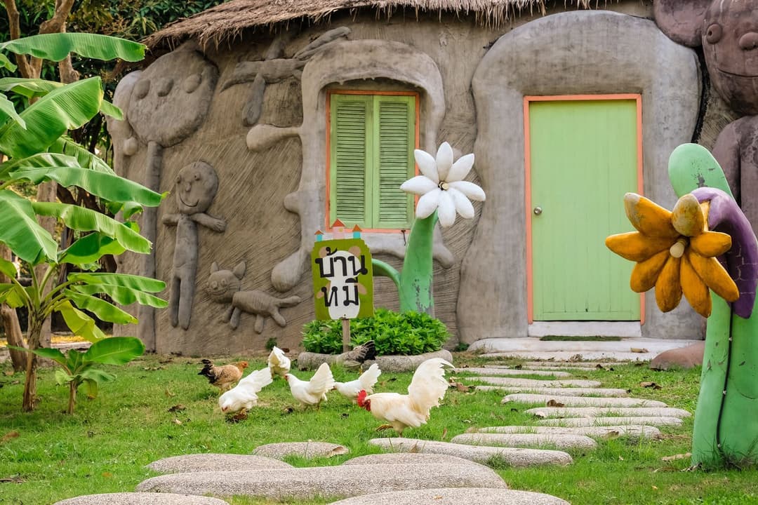บ้านปั้นนายดี (Naidee's Sculptured Huts)
