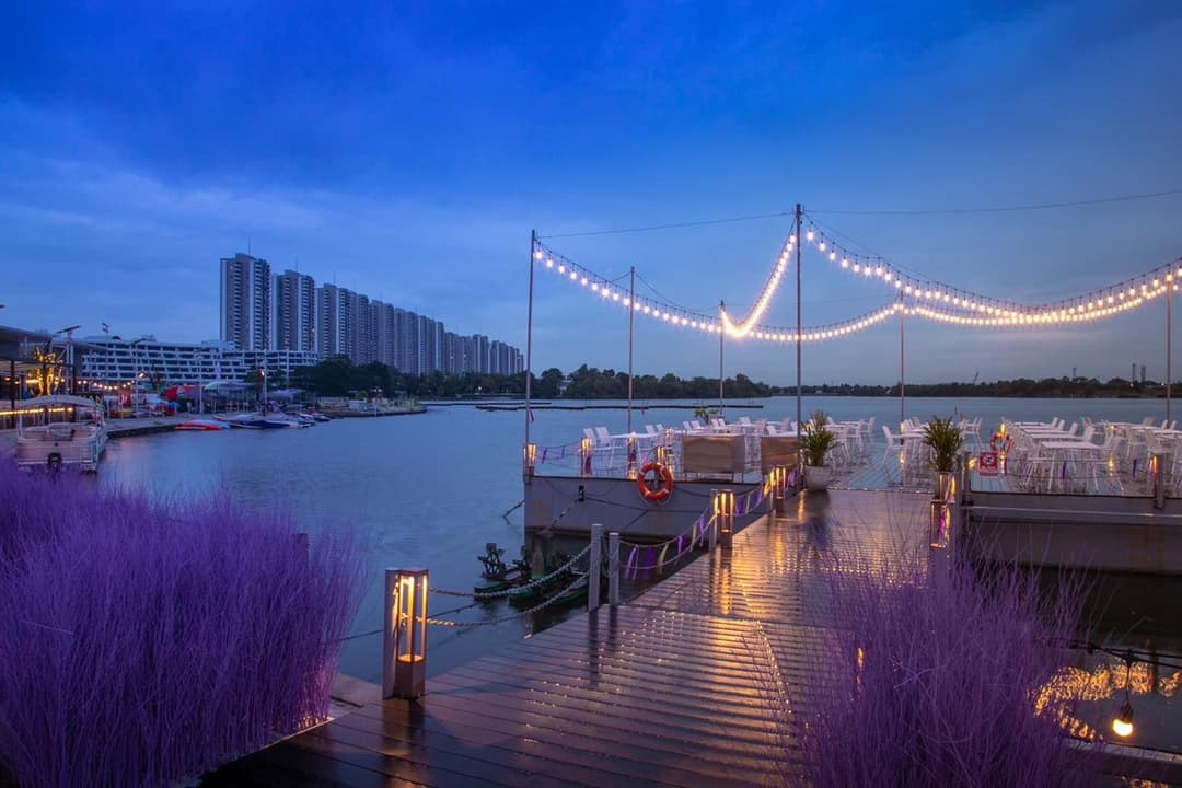 บรีซ คาเฟ่ แอนด์ บาร์ (BREEZE CAFÉ & BAR)