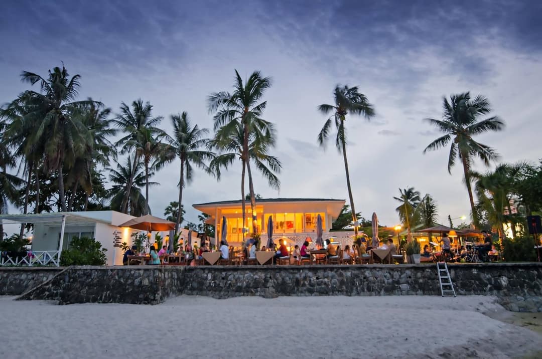 ลิฟวิ่งรูม บิสโทร แอนด์ ไวน์ บาร์ หัวหิน (Living Room Bistro Hua Hin)