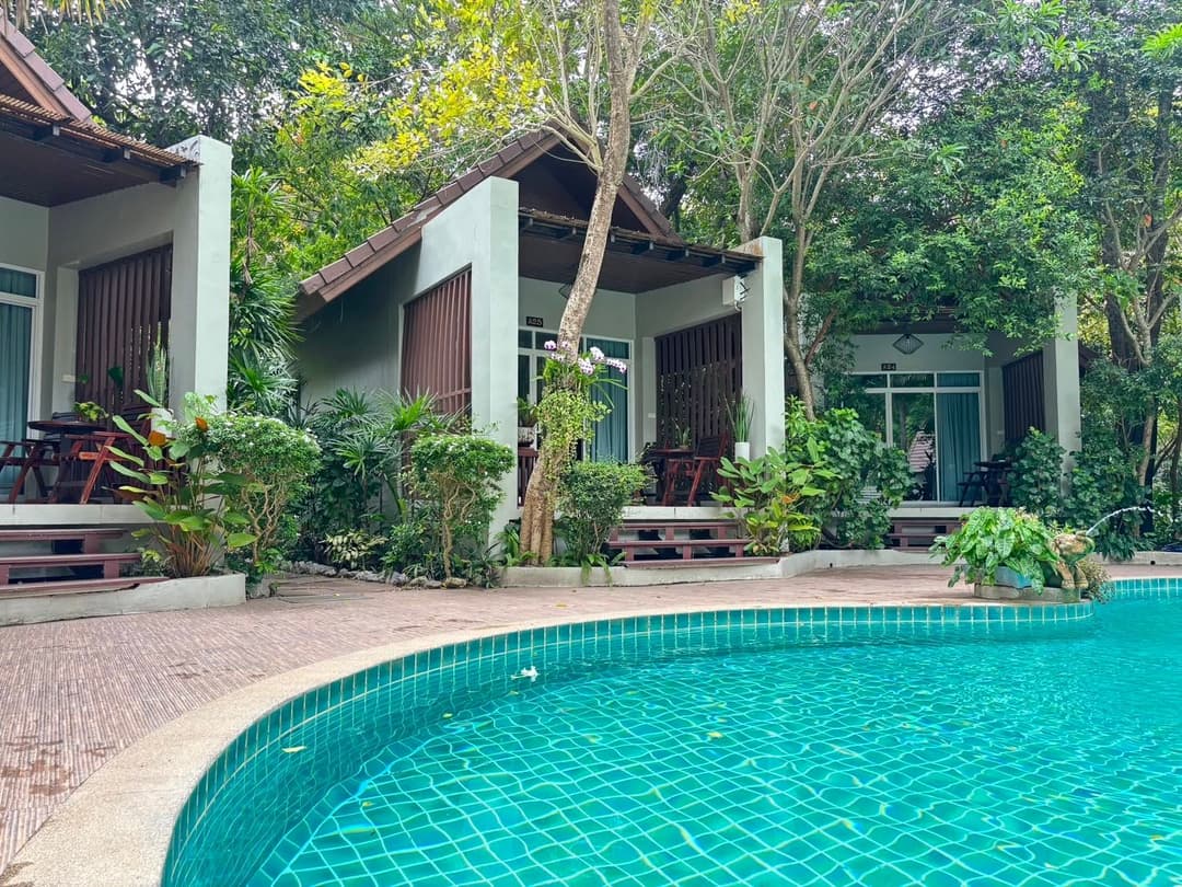 บ้านกลางอ่าวบีชรีสอร์ท (Baan Klang Aow Beach Resort)