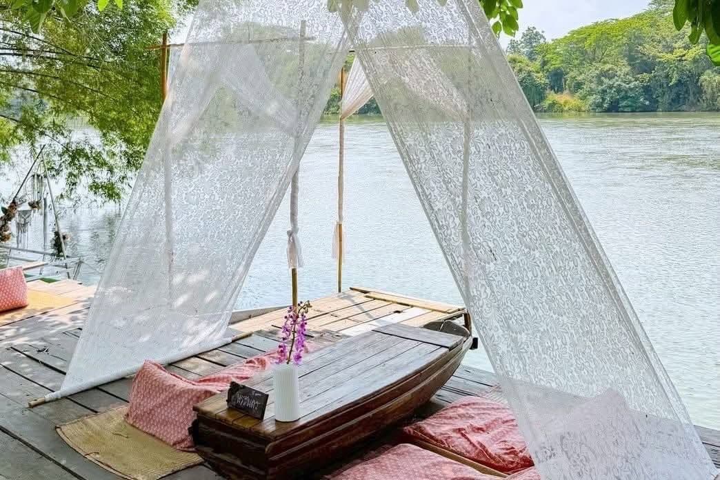 ดิ แอนทีก ริเวอร์ไซด์ รีสอร์ต (The Antique Riverside Resort)