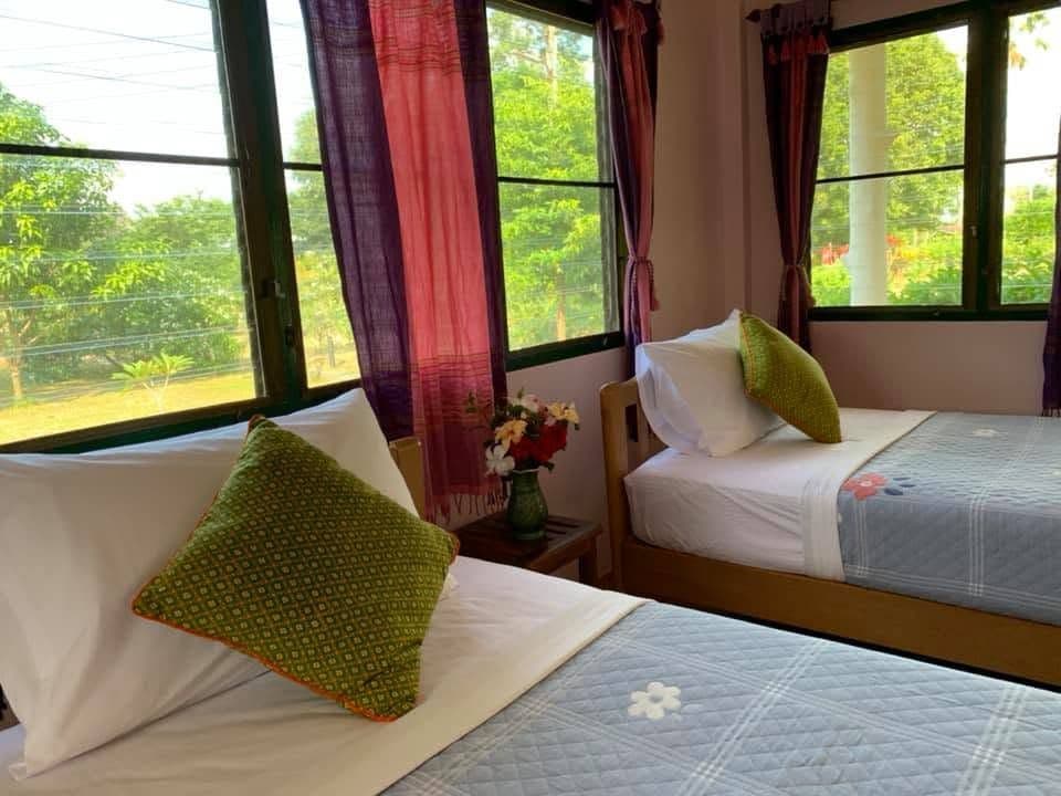โรงแรมเดอะ คันทรี่ เลค เนเจอร์ ลอดจ์ (The Country Lake Nature Lodge Hotel)