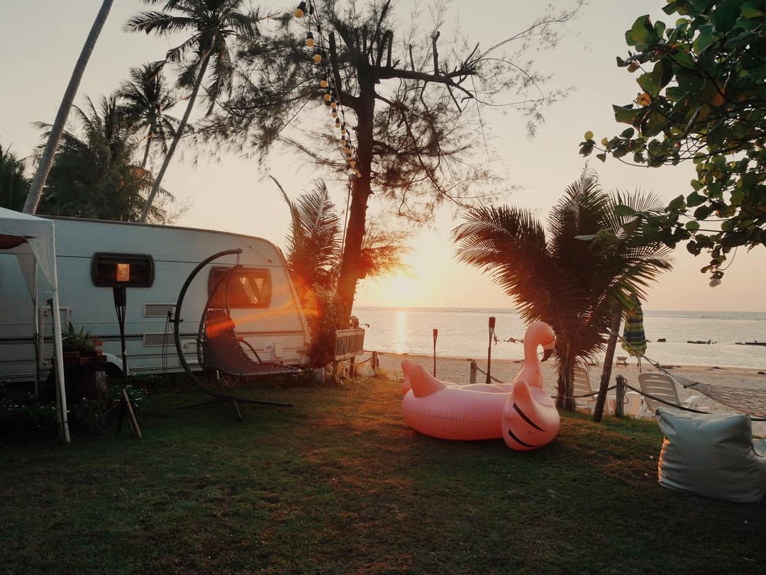 สมุยคาราวานบีชแคมป์ (Samui Caravan)