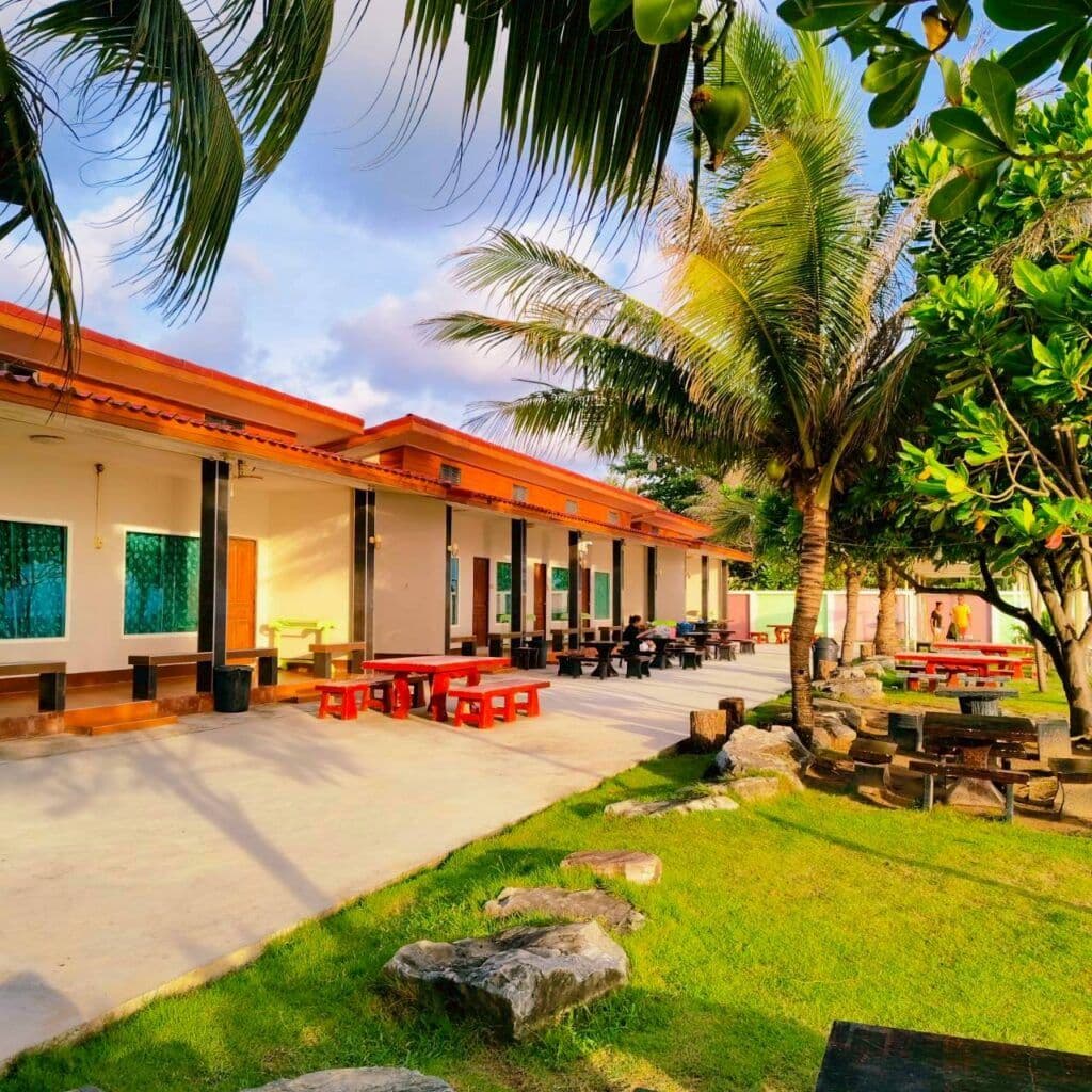 ปูม้ารีสอร์ท หาดเจ้าหลาว (Pooma Resort)